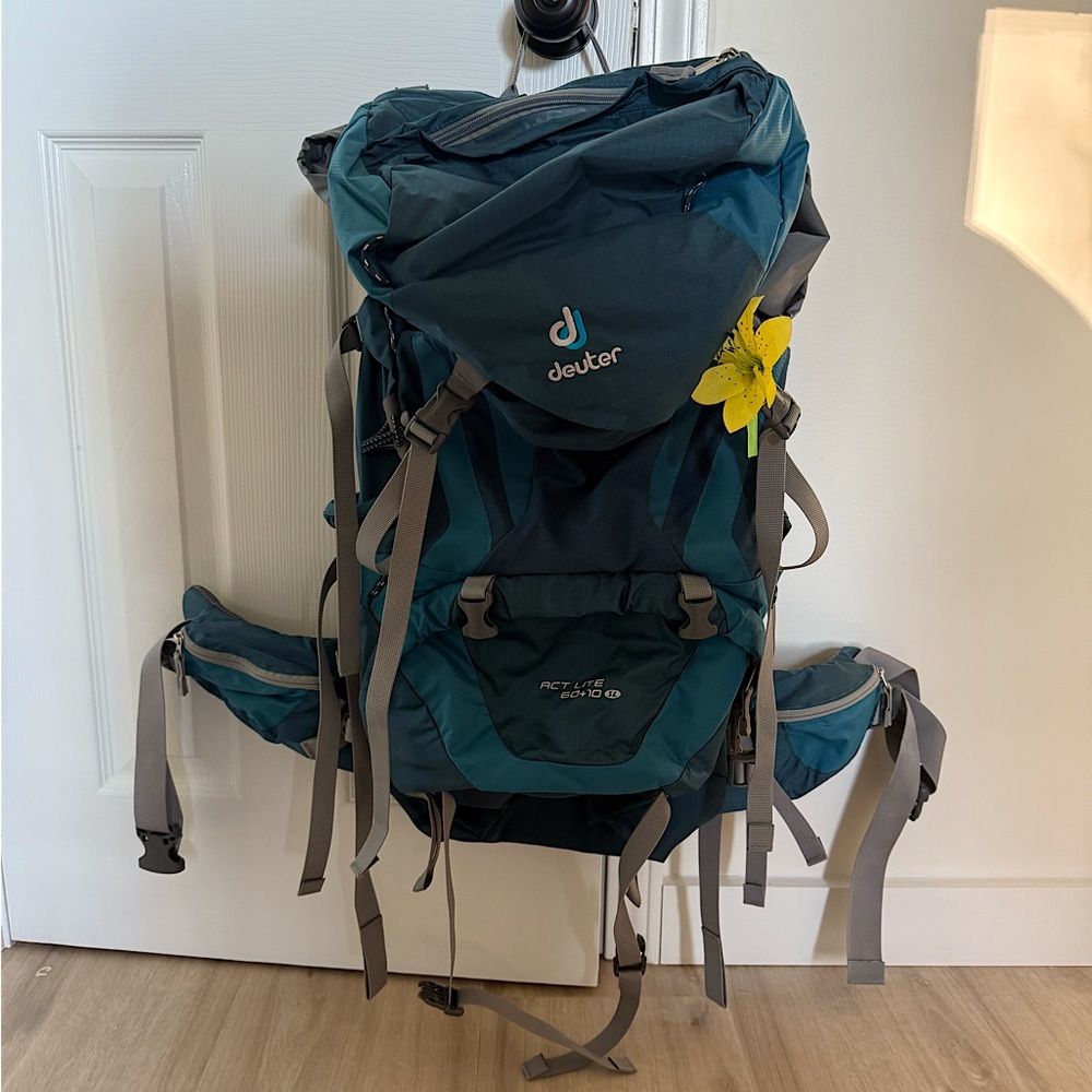 Deuter Act lite 60 + 10 backpack